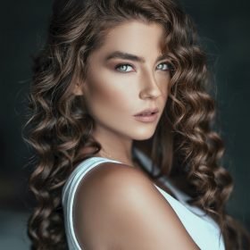 photo d une femme avec cheveux bouclés