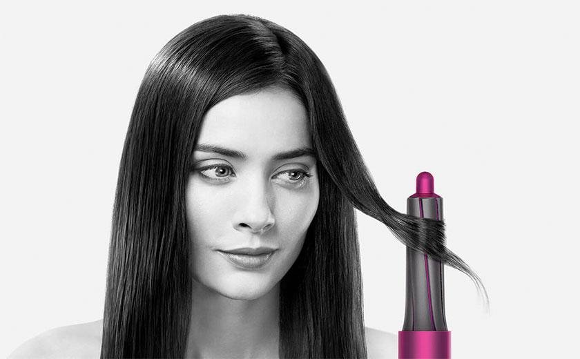 fille contente de ses cheveux bouclés